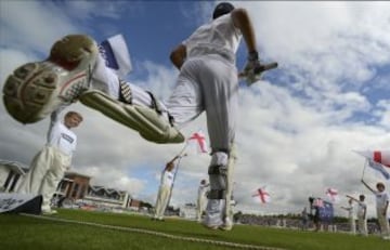 El capitán de Inglaterra, Alastair Cook, antes de la cuarta prueba de las cenizas partido de cricket contra Australia en el Riverside en Chester-le-Street, cerca de Durham 09 de agosto 2013