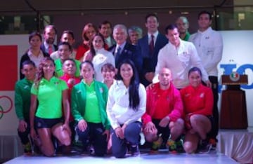 La Delegación Mexicana lucirá indumentaria de la marca española Joma. La sencillez y los tradicionales colores son su distintivo.El uniforme cuenta con el logo de Río 2016 y el uniforme de gala ostenta un detalle mexicano