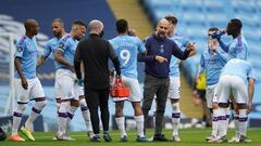 Guardiola da instrucciones a sus jugadores durante una pausa de hidrataci&oacute;n.