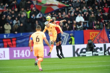 Correa salta por un balón con un contrario del Osasuna.