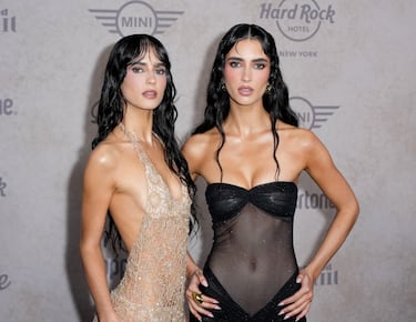 Renee Herbert y Elisha Herbert posan en la alfombra roja de la gala de Sports Illustrated Swimsuit celebrada en la ciudad de Nueva York.