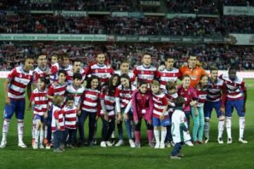 Once del Granada. De pie: El Arabi, Miguel Lopes, Peñaranda, Cuenca, Lombán, Rochina, Biraghi, Ricardo Costa, Andrés Fernández, Rubén Pérez y Doucouré.