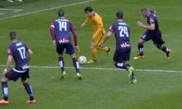 Messi se enfrenta a varios jugadores del Eibar.