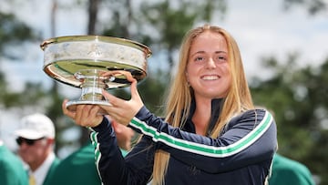 Carla Bernat, con el trofeo de Augusta.