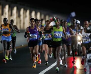 Yemane Tsegay of Ethiopa leads the pack during the New York Cirty Marathon in New York November 1, 2015.  REUTERS/Carlo Allegri 