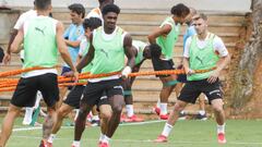 Toni Lato, jugador del Valencia CF, se entrena junto a sus compa&ntilde;eros.