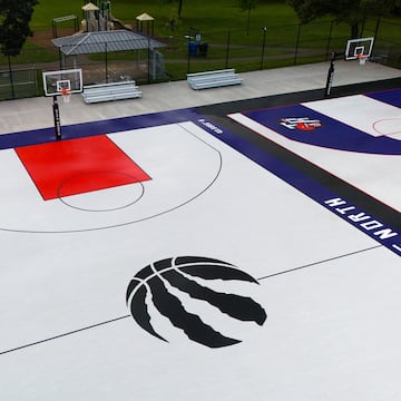 La franquicia de la NBA con sede en en Toronto, Ontario, está realizando diversos homenajes a una de sus leyendas, Vince Carter. Estuvo defendiendo la camiseta de los Raptors durante siete temporadas donde se forjó su leyenda de especialista del mate, con participaciones tan sobresalientes como la del Concurso de mates de 2000 en Oakland. El nacido en Daytona Beach verá cómo su icónico número 15 es retirado en el Scotiabank Arena, convirtiéndose en el primer jugador en los 30 años de historia de los Raptors en recibir tal distinción. Además de este honor la franquicia le realizará diversos homenajes como esta espectacular pista en Dixon Park.