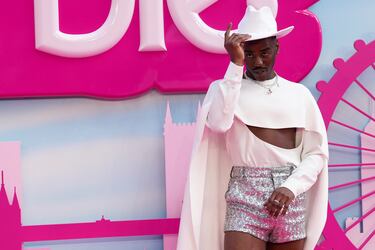 Ncuti Gatwa posa para los fotógrafos a su llegada al estreno de la película 'Barbie' en Londres.