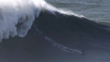 La surfista francesa Justine Dupont surfea la que podría ser la ola más grande jamás surfeada por una mujer en la historia. En Nazaré, Portugal, el 13 de noviembre del 2019.