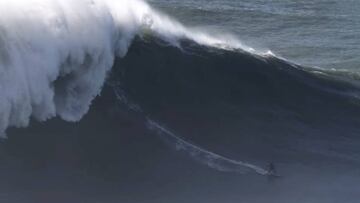 La surfista francesa Justine Dupont surfea la que podr&iacute;a ser la ola m&aacute;s grande jam&aacute;s surfeada por una mujer en la historia. En Nazar&eacute;, Portugal, el 13 de noviembre del 2019.