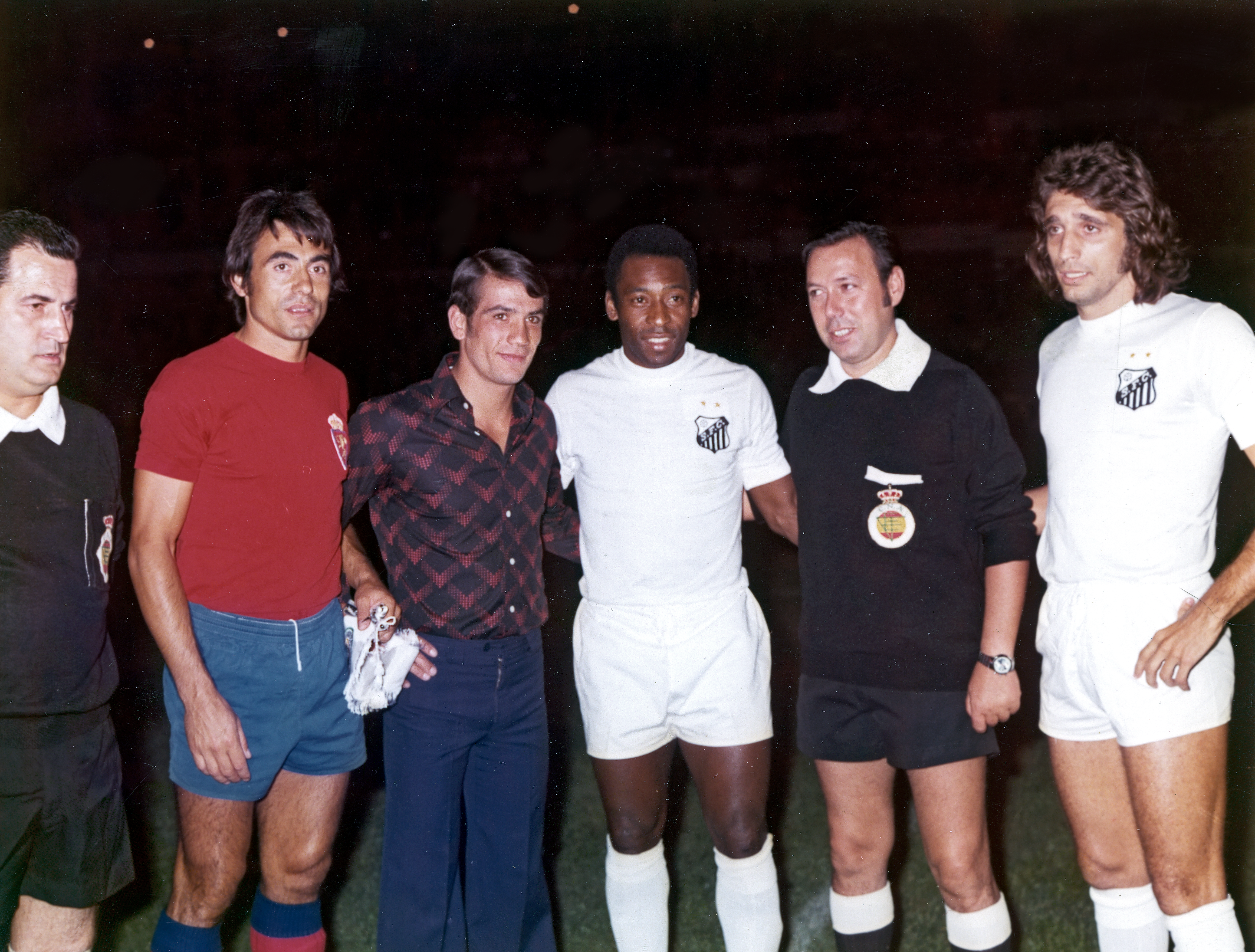 De izquierda a derecha, Violeta, Perico Fernández, Pelé, Bobé Frías y Mario Marinho.