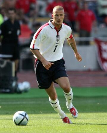 David Beckham, fue un futbolista inglés cuya carrera profesional cubrió algo más de veinte años (1992-2013). Militó en equipos como el Manchester United y Real Madrid.