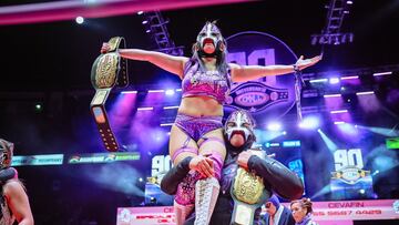 Andrómeda y Skadi festejan con los títulos en pareja femeniles del CMLL.