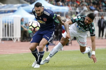 El jugador de Universidad de Chile Mauricio Pinilla, izquierda, disputa el balon con Andres Robles de Santiago Wanderers durante el partido de primera division en el estadio Elias Figueroa de Valparaiso, Chile.