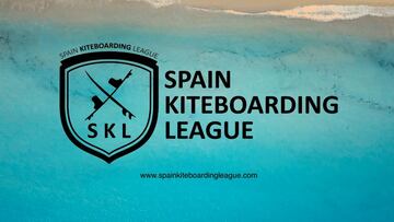 Logo de la Spain Kiteboarding League sobre las aguas cristalinas de Tarifa (Cádiz, España).