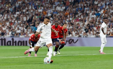1-0. El delantero francés lanza el penalti engañando a Sergio Herrera que se vence al lado contrario. Primer gol de la temporada de Kylian.