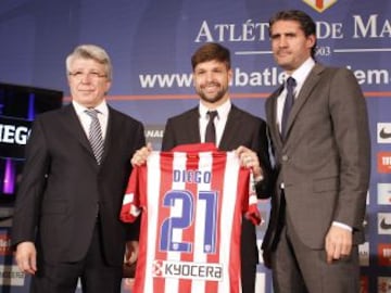 Diego Ribas junto al presidente del Atlético de Madrid, Enrique Cerezo, y el director deportivo, José Luis Pérez Caminero.