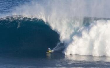 El australiano Josh Kerr, un clásico de la World Surf League, un poco por delante de uno de los tubos que se formaron en Jaws durante la competición.