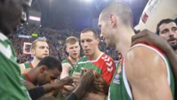 Los jugadores del Baskonia celebran la segunda victoria ante el Panathinaikos.