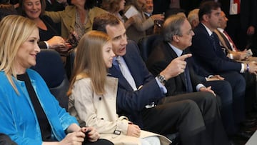 Felipe VI acude con la Infanta Sofía al Santiago Bernabéu