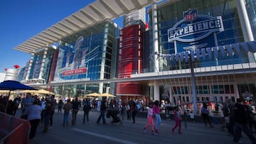 Numerosos fans se mueven en la NFL Experience montado en el Centro de Convenciones de la ciudad. 