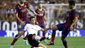 H&eacute;lder Postiga pelea un bal&oacute;n con el delantero brasile&ntilde;o Neymar. 