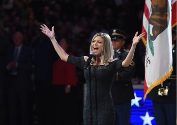 Fergie interpretó el himno de Estados Unidos antes del partido. Una interpretación bastante atrevida.
