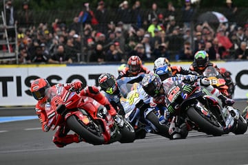 El piloto espa?ol de MotoGP del equipo Ducati Lenovoi, Marc M¨¢rquez compite junto al piloto franc¨¦s de MotoGP del equipo Monster Energy Yamaha, Fabio Quartararo durante el Gran Premio de Francia de MotoGP.