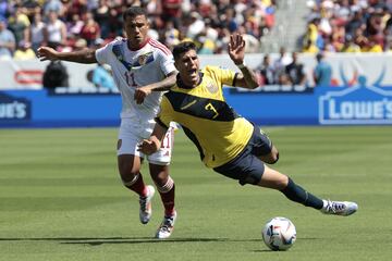 Santa Clara (United States), 22/06/2024.- Ecuador defender Piero Hincapie (R) in action against Venezuela forward Darwin Machis (L) during the CONMEBOL Copa America 2024 group B match between Ecuador and Venezuela, in Santa Clara, California, USA, 22 June 2024. EFE/EPA/JOHN G. MABANGLO
