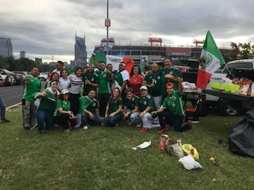 'El Quintano' aparece junto a su familia (El último de pie de izquierda a derecha) a las afueras del Nissan Stadium, previo al amistoso México vs Estados Unidos.