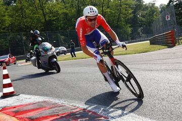 Tom Dumoulin tras tomar la salida en Imola, en la última jornada del Giro de Italia.