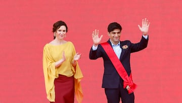 La presidenta de la Comunidad de Madrid, Isabel Díaz Ayuso (i), junto al campeón del Mundo de MotoGP, el madrileño Jorge Martín (d), durante el acto institucional de entrega de las Grandes Cruces de la Orden del 2 de Mayo.