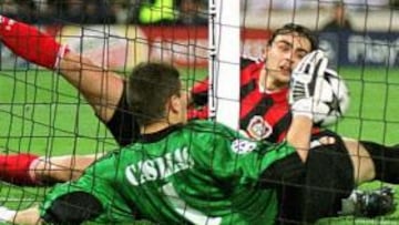 <b>PARADA. </b>Casillas le saca un balón en el último momento a Berbatov, en la final de Champions.
