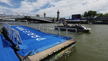 El pontón sobre el Sena, frente al Puente Alejandro III.