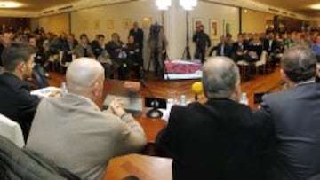 Gran ambiente. La mesa con los jugadores, Garrido, Relaño y Sampedro, ante casi trescientos asistentes. Los aficionados disfrutaron con jugadores y periodistas de AS.