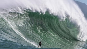 Una ola gigante rompiendo en Sud&aacute;frica, surfeada por Grant &#039;Twiggy&#039; Baker. 