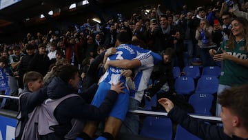 Zaka se abraza a varios aficionados tras su gol al Almera.