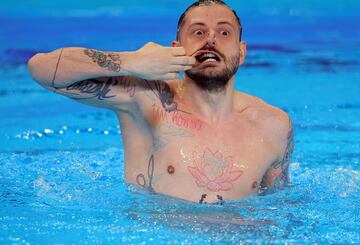 En los Mundiales acuáticos en Doha (Qatar) el belga Renaud Barral logró ayer un octavo puesto en la preliminar de natación artística en solo libre masculino, lo que le da acceso a la final de hoy. Al término de su ejercicio celebró su clasificación con este curioso gesto. ¿Será porque se siente como un pez dentro del agua?