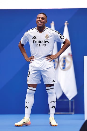 Kylian Mbappé observa el ambiente del Santiago Bernabéu. 