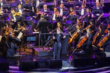 Raphael, Dino Gordillo y Yuri fueron los artistas que destacaron en la segunda noche del Festival de Viña del Mar 2019. 
