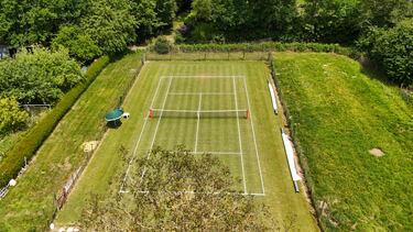 Cancha de tenis de césped en Thorigne-Fouillard, en el oeste de Francia.