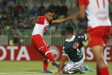 El jugador de Independiente de Santa Fe Wilson Morelo, centro, marca su gol contra Santiago Wanderers durante el partido de ida de la tercera fase de la Copa Libertadores disputado en el estadio Elias Figueroa de Valparaiso, Chile.