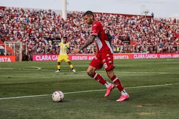 El lateral izquierdo partió el año pasado a Unión Santa Fe de Argentina y agarró titularidad de inmediato, pero las lesiones han hecho que pierda protagonismo. 