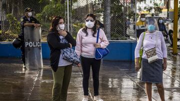Health workers protest for the lack of security equipment demanding the resignation of Peruvian Health Minister Victor Zamora outside the Edgardo Rebagliati public hospital in Lima on May 13, 2020, amid the new coronavirus pandemic. (Photo by Ernesto BENAVIDES / AFP)