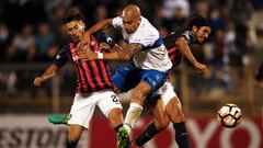 STG31. SANTIAGO (CHILE), 12/04/2017.- El jugador de Universidad Cat&oacute;lica Santiago Silva (c) disputa el bal&oacute;n con Matias Caruzzo (d) de San Lorenzo hoy, mi&eacute;rcoles 12 de abril de 2017, durante un partido entre la Universidad Cat&oacute;