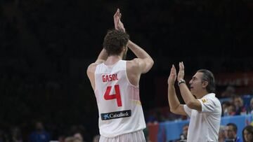 Pau Gasol se aproxima a Sergio Scariolo durante un partido de la Selección española de baloncesto