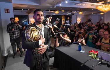 Ilia Topuria muestra el cinturón de campeón de la UFC en la rueda de prensa en el Hotel Rosewood Villa Magna.
