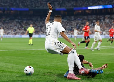 Falta de Juan Cruz a Kylian Mbappé. El defensor rojillo arrastra con su pierna derecha al delantero francés.