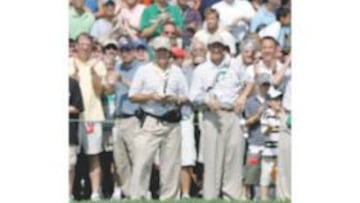 <b>ABRAZO AL CAMPEÓN. </b>Dos de las hijas de Mickelson le felicitaron.