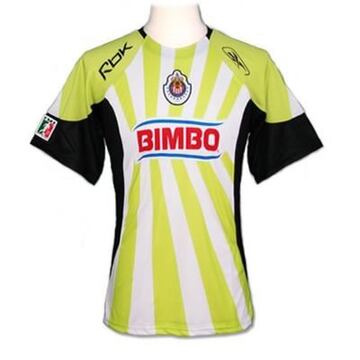 En 2009, la camiseta de visitante de Chivas era esta, con franjas verde limón. ¿Por qué ese color? No hubo explicación.